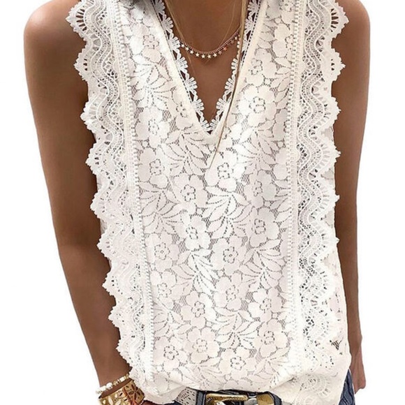 HP💝Stunning Lace Vneck sleeveless blouse in white - Picture 2 of 4